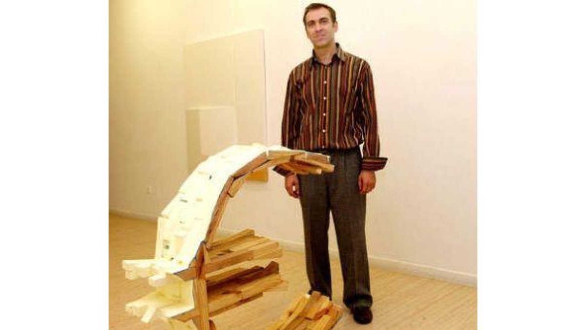 Agustín de Llanos posa junto a una de sus esculturas.