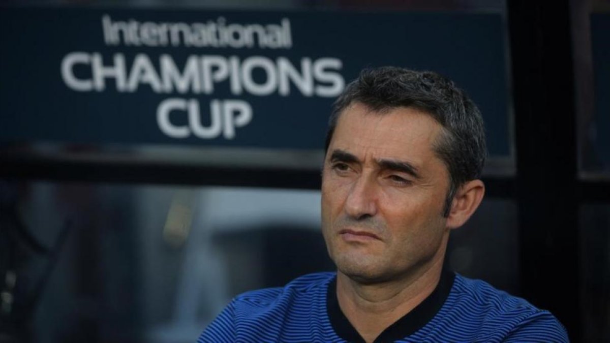 Ernesto Valverde, en el banquillo del FedEx Field, durante el partido ante el Manchester United.