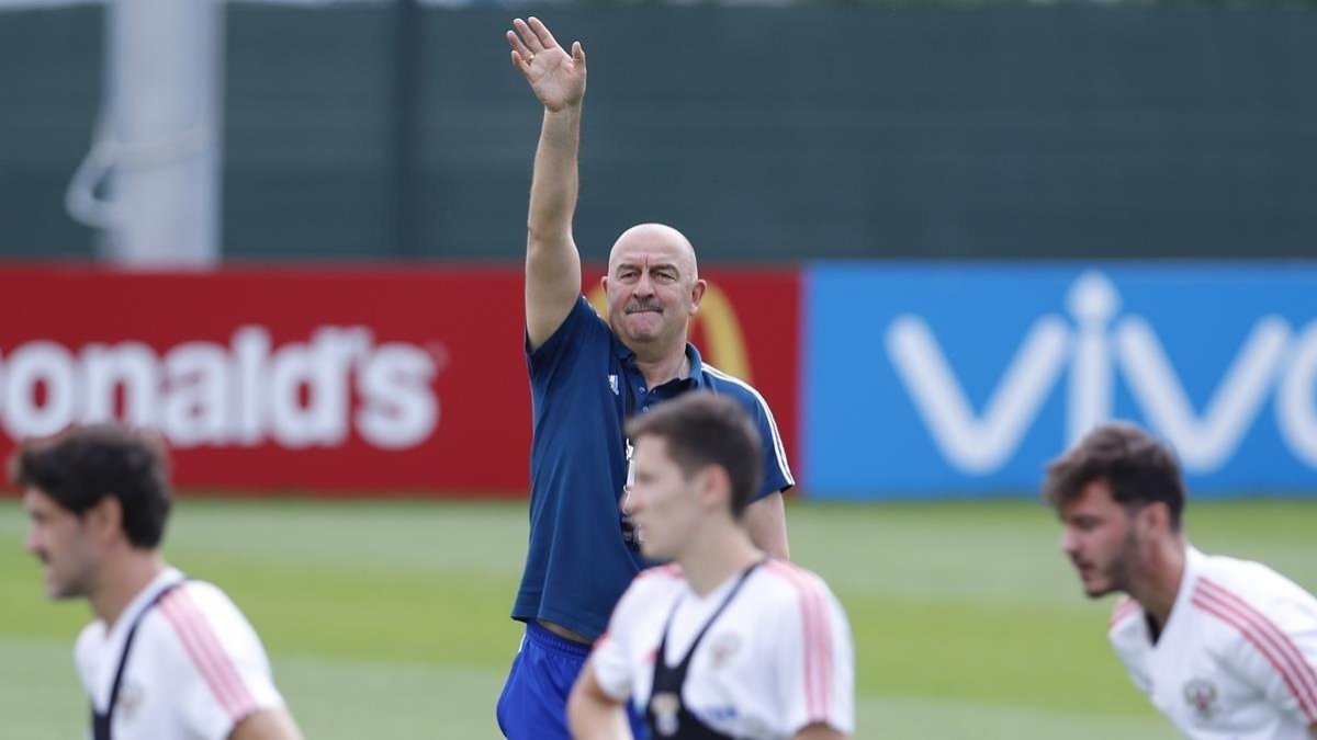 Cherchesov, en un entrenamiento de la selección rusa.
