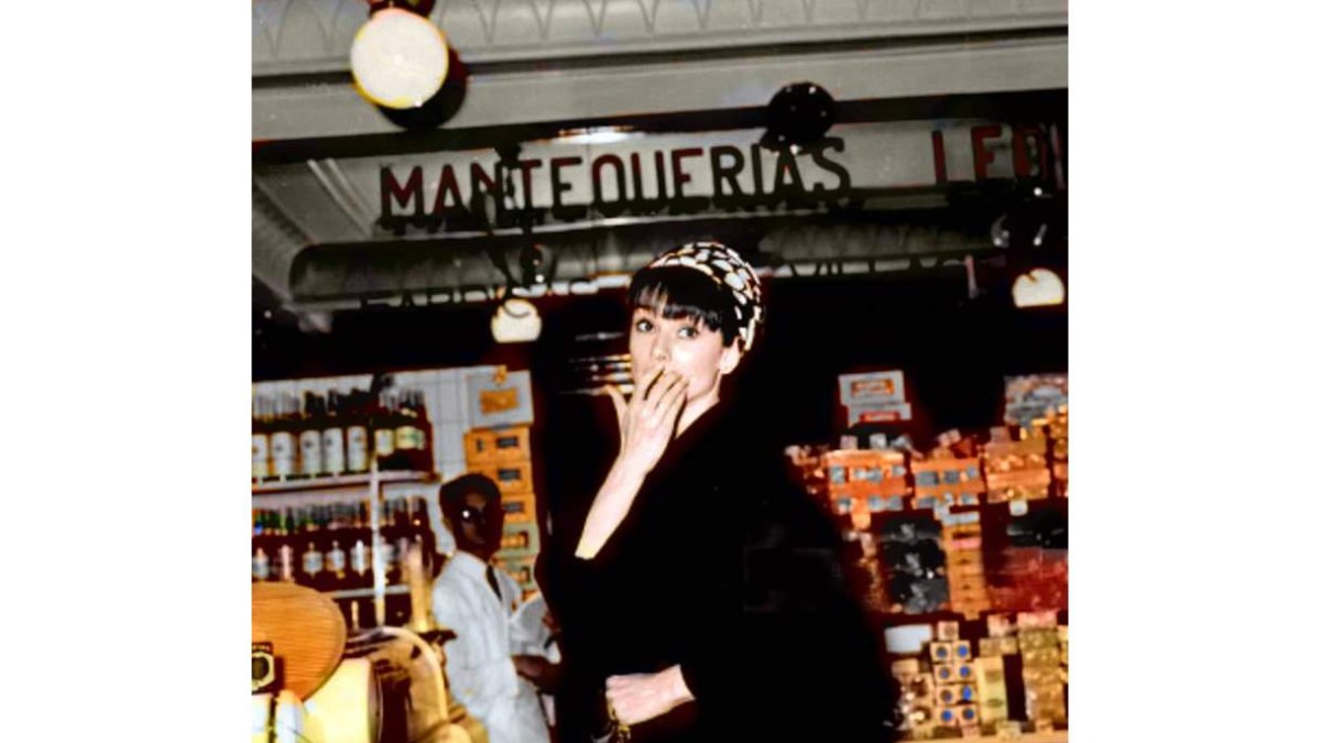 Resultado de la intervención que el artista Antonio Aláiz llevó a cabo sobre la imagen de Audrey Hepburn en Mantequerías Leonesas.