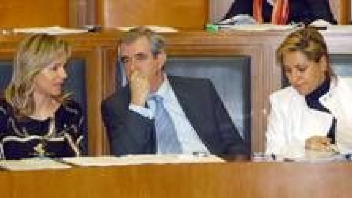 Los consejeros Silvia Clemente, Álvarez Guisasola y Rosa Valdeón
