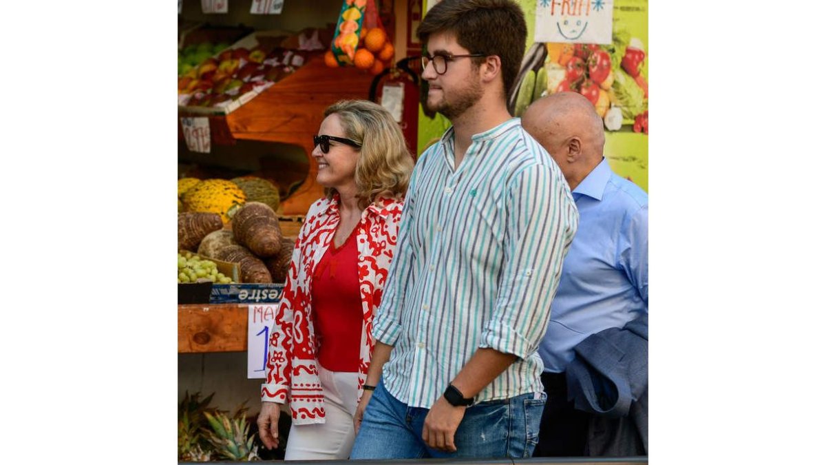 Calviño pasa ante un mercado de frutas y verduras. VICTOR LERENA