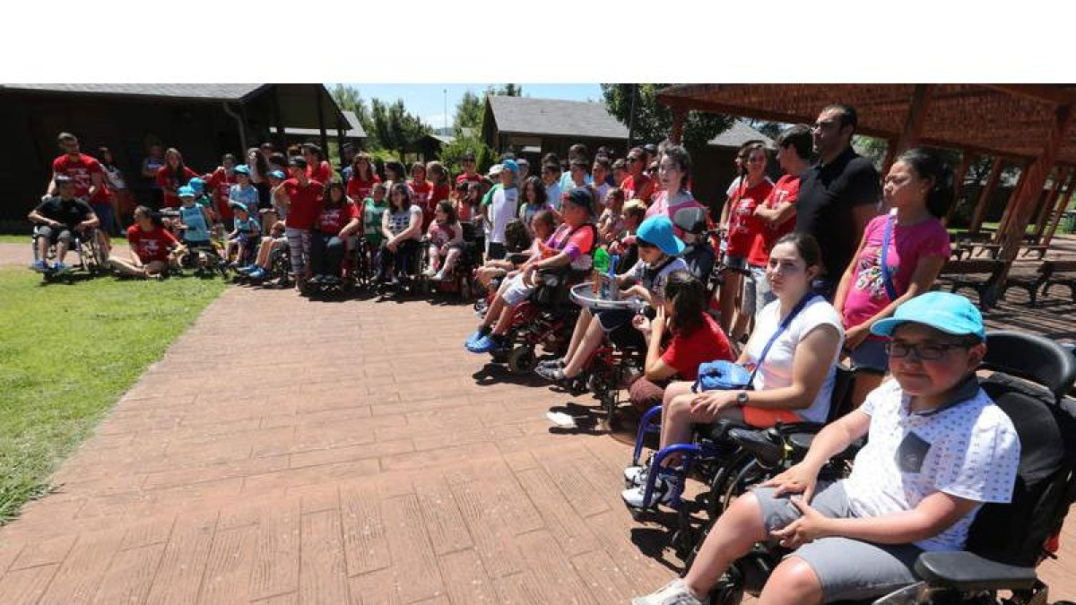 Los participantes y monitores posaron ayer en foto de familia al inicio del campamento. ANA F. BARREDO