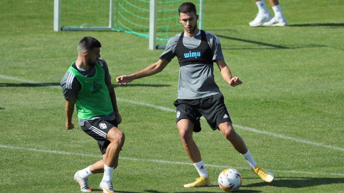 Agus Medina y Copete compiten durante un entrenamiento de la SD Ponferradina. L. DE LA MATA