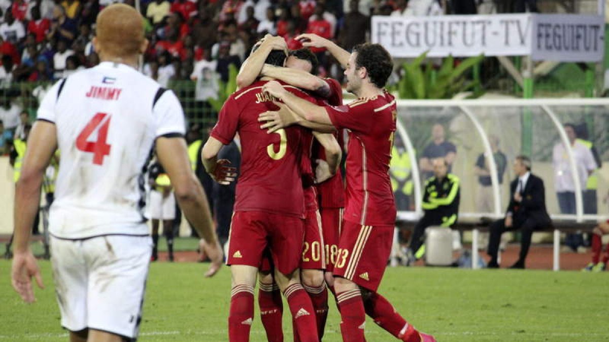 Juanfran, autor del 1-2 con el que España cerró el amistoso frente a Guinea Ecuatorial, recibe la felicitación de sus compañeros.