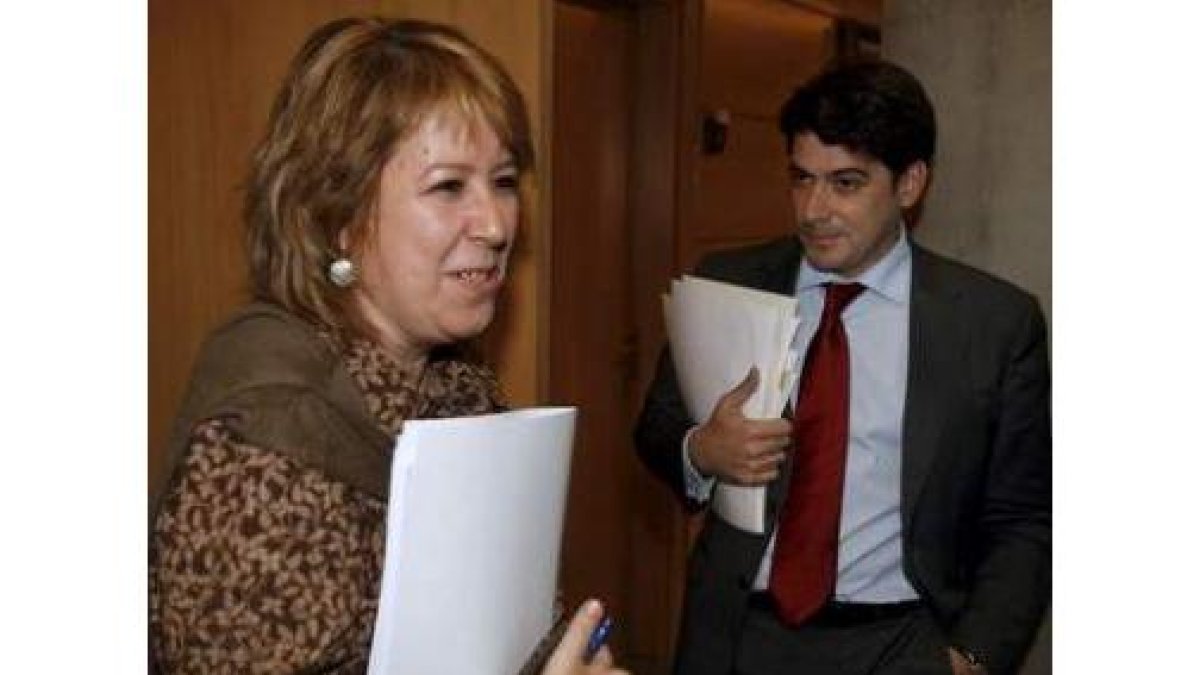 La portavoz socialista, Maru Menéndez, y el del PP, David Pérez