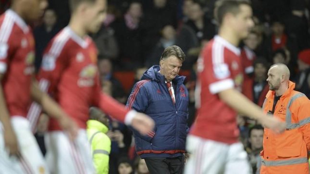 Van Gaal y los jugadores del Manchester United abandonar Old Trafford tras perder con el Southampton.