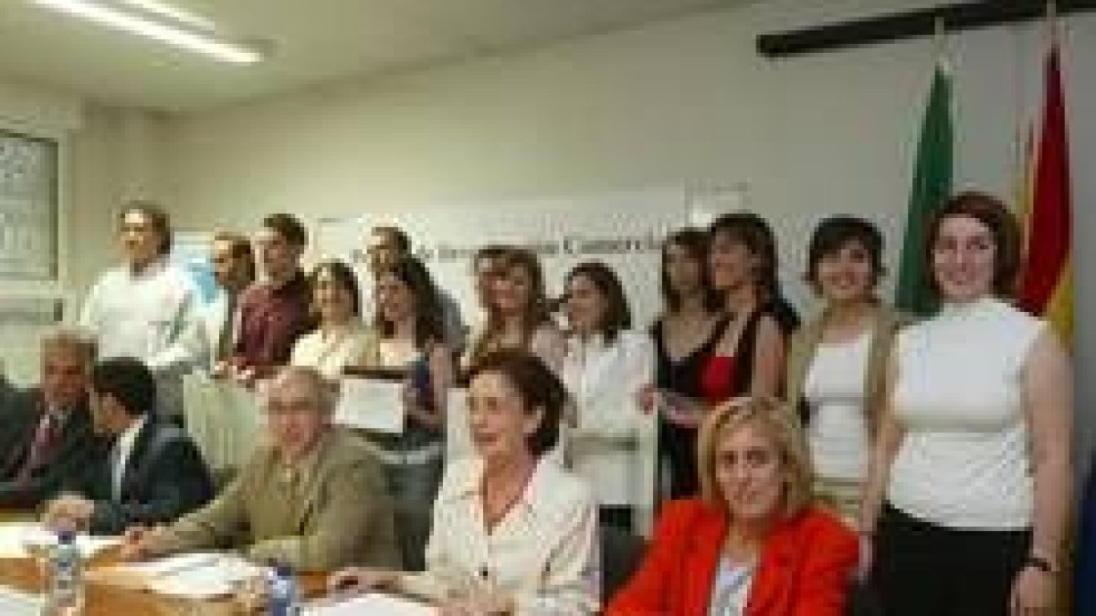 Los premiados -de pie- posan tras la ceremonia de entrega