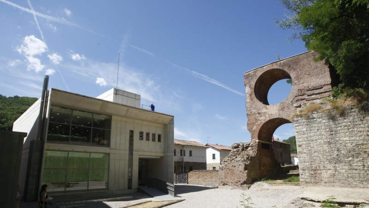 El alto horno, junto al museo de la siderurgia, uno de los primeros vestigios que se pueden observar al comenzar el camino.