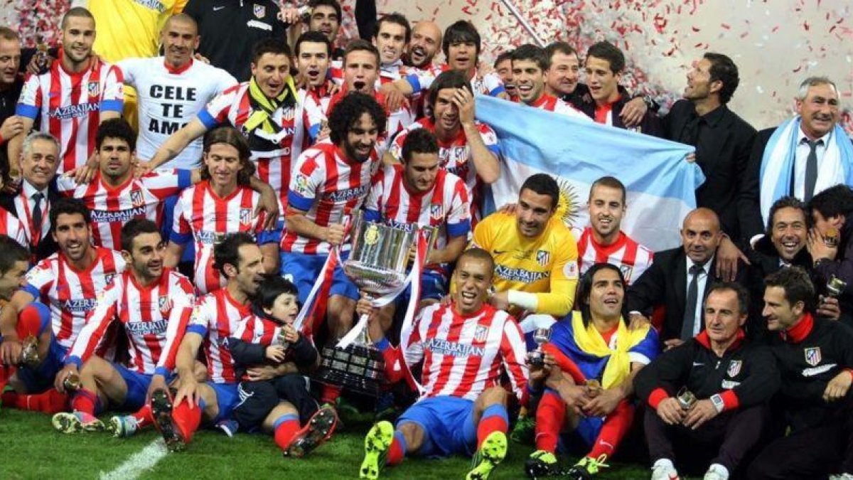 El Atlético de Madrid, con la Copa del Rey recién ganada al Real Madrid en el Bernabéu, en mayo del 2013.