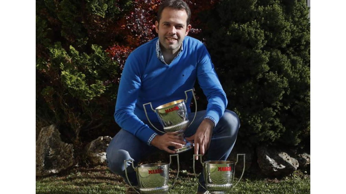 Jorge Valdés Aller se retira del arbitraje en activo con el galardón de mejor colegiado de Segunda División, su tercer título Guruceta, con el que premia Marca al más destacado de cada temporada. RAMIRO/A. GARCÍA