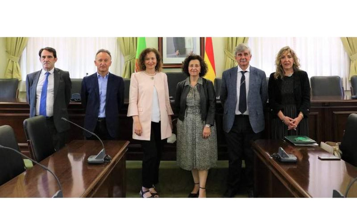 Álvarez Fernández, Fresno Baro, Ranilla, Carbajo, Marín y Gutiérrez, en la toma de posesión. DL
