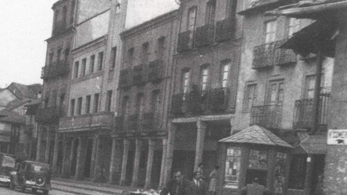 El kiosco de Asunción, que en el 34 los revolucionarios trasladaron para que no se quemara junto con la iglesia. Salvaron el kiosco y al Cristo rojo, al que colgaron un cartel que lo decía todo: «A ti te perdonamos por ser de los nuestros». El pavimento de la calle era de carbonilla. Abajo, el autor en una foto escolar. LLeva el imperdible con el ‘detente bala’.