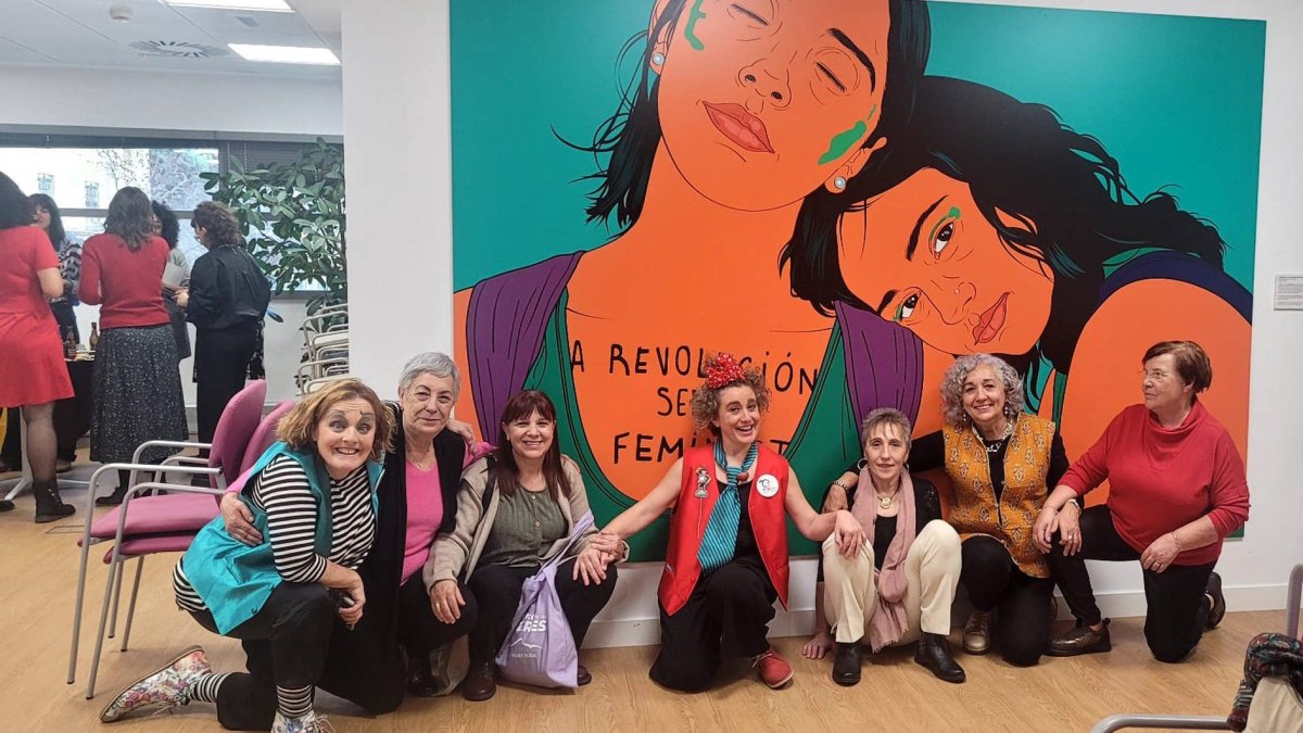Las cinco mujeres fundadoras del comedor Del Monte de Tabuyo con las creadoras de Molino de las Pilas, de Málaga, que actuaron en la gala. DL