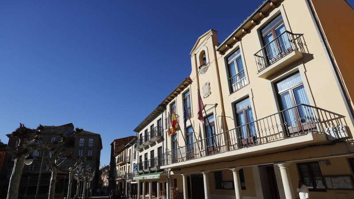Quienes se pasen por la Feria de San Simón 2018 podrán adquirir puerros y otras muchas hortalizas, embutidos, quesos, dulces, pan, cervezas, vinos, productos delicatessen o carne, entre otras muchas cosas. Los puestos se instalarán en el Pabellón Municipa