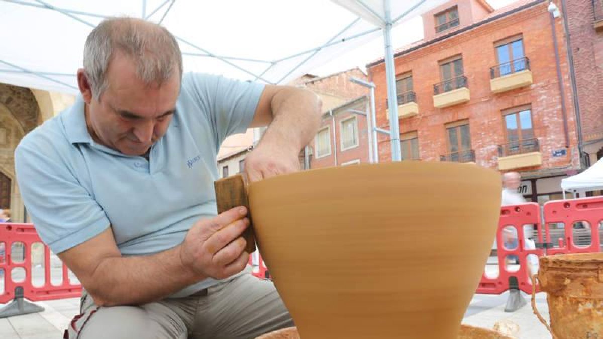 Isaac Civicos, de El Perdigón (Zamora), es el artesano que creará un botijo gigante en la feria, que ayer inauguró el alcalde.