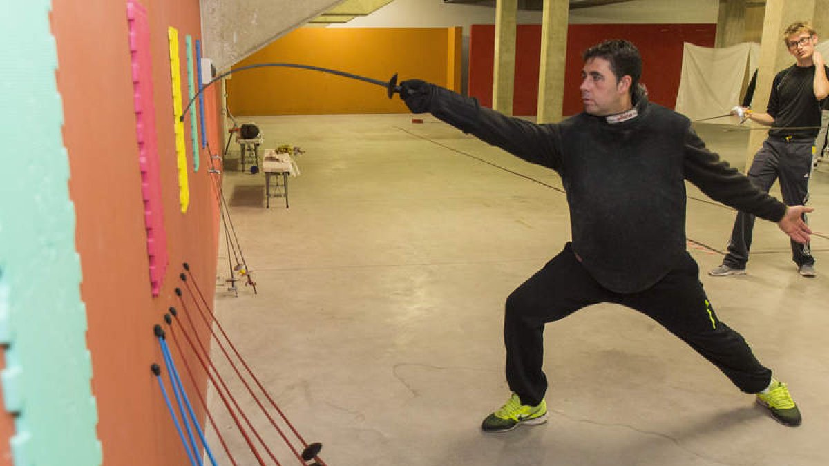 Dos alumnos del Club de Esgrima Reino de León, durante un entrenamiento.