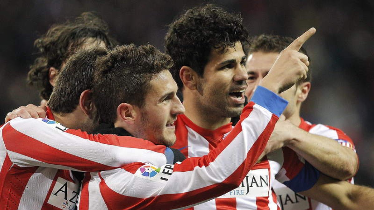 Koke celebra con sus compañeros su gol, el segundo del Atlético ante el Levante.