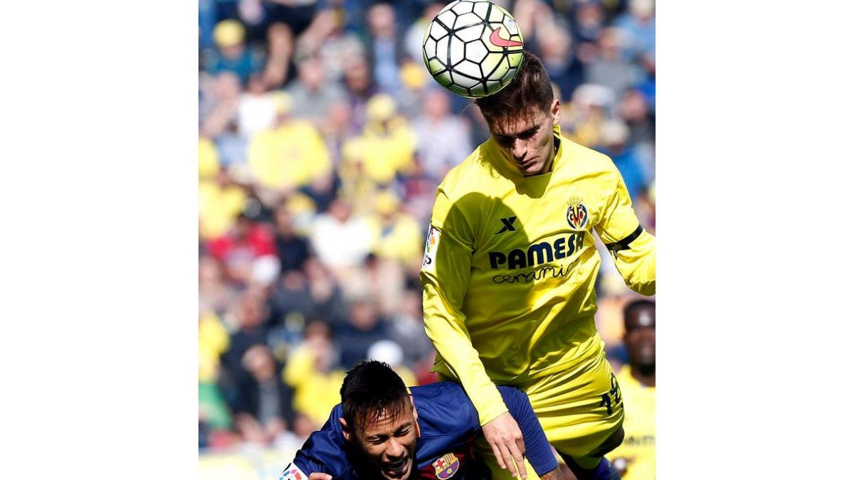 Denis Suárez disputa un balón con el delantero brasileño Neymar. KAI FÖRSTERLING