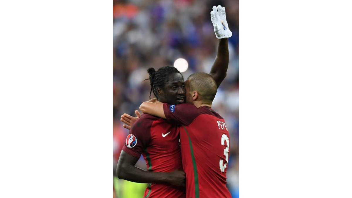 Eder, con un guante blanco, celebra junto a Pepe el gol de la victoria en la prórroga. GEORGI LICOVSKI