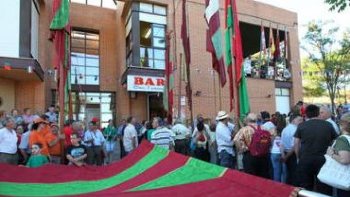 Un instante del pregón de la fiesta, durante el que se entregó el pendón al pueblo.