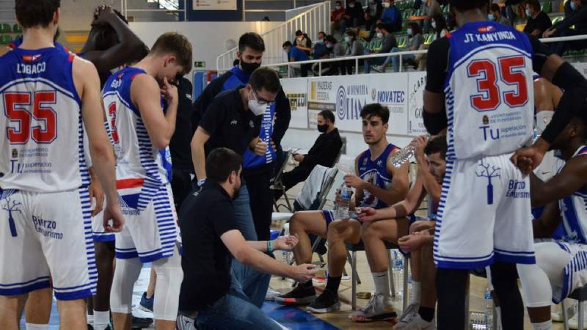 El Ciudad de Ponferrada salió de vacío de Zamora. L. DE LA MATA