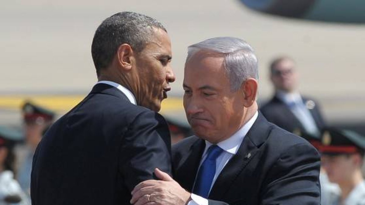Binyamin Netanyahu (derecha) recibe a Barack Obama, el miércoles, en el aeropuerto Ben Gurion.