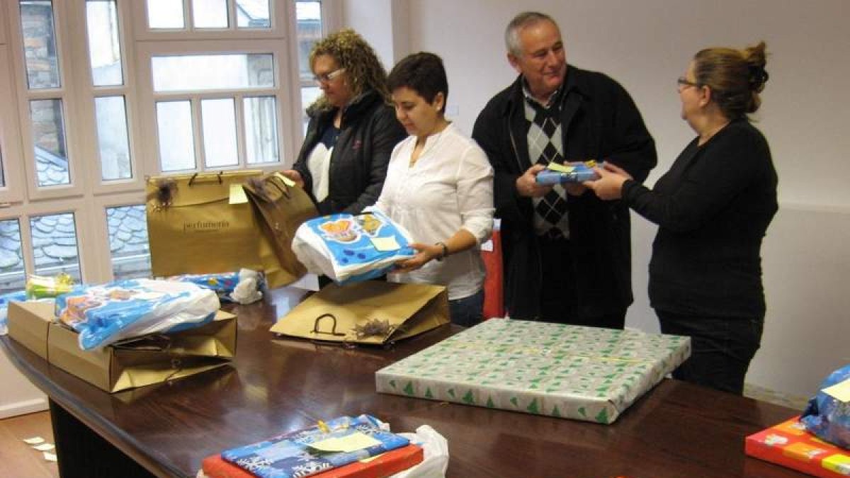 Voluntarios de la Cruz Roja distribuyeron 39 lotes en el edificio de Asuntos Sociales.