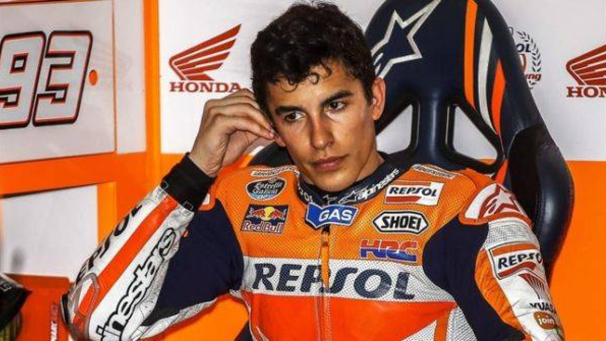 Marc Márquez, de Repsol Honda, descansa en su garaje en la segunda jornada de entrenamientos en Sepang, este martes.