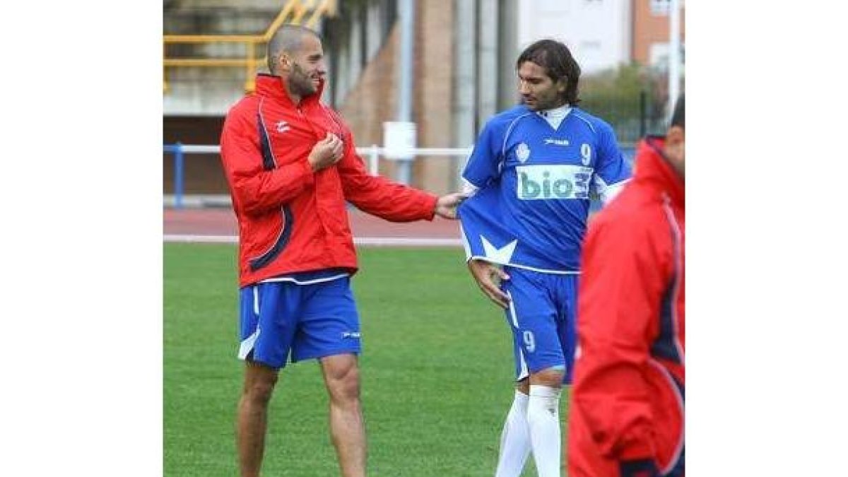 Yuri y De Paula conversan durante un entrenamiento de la Ponferradina.