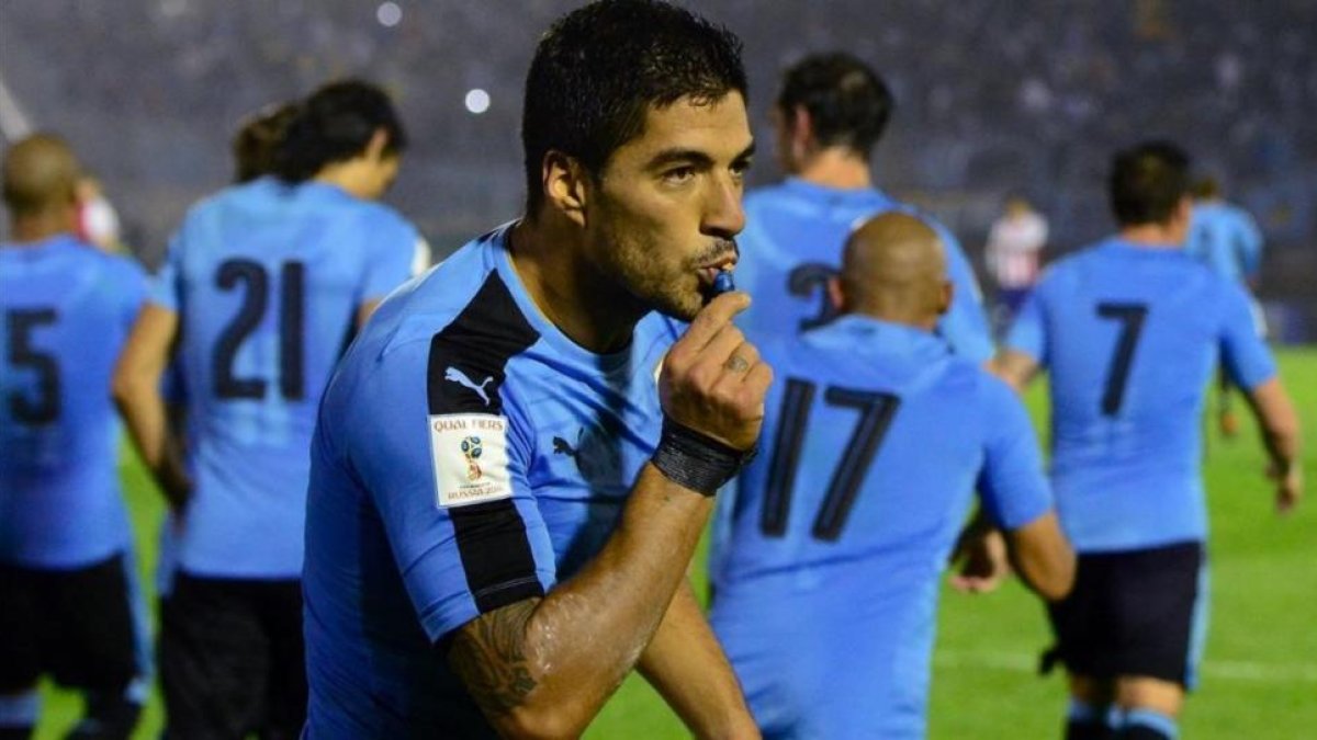 Luis Suárez celebra su gol de penalti con Uruguay ante Paraguay.