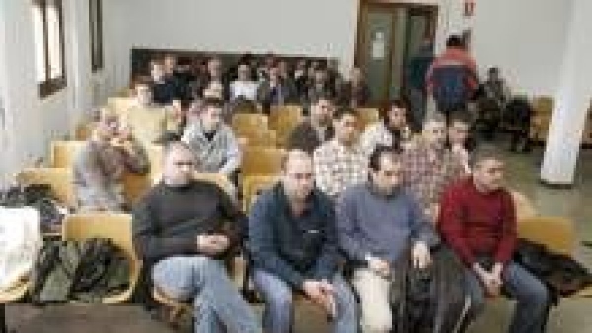 Delegados de distintas empresas de León y Palencia en la reunión con los responsables de CC.OO.