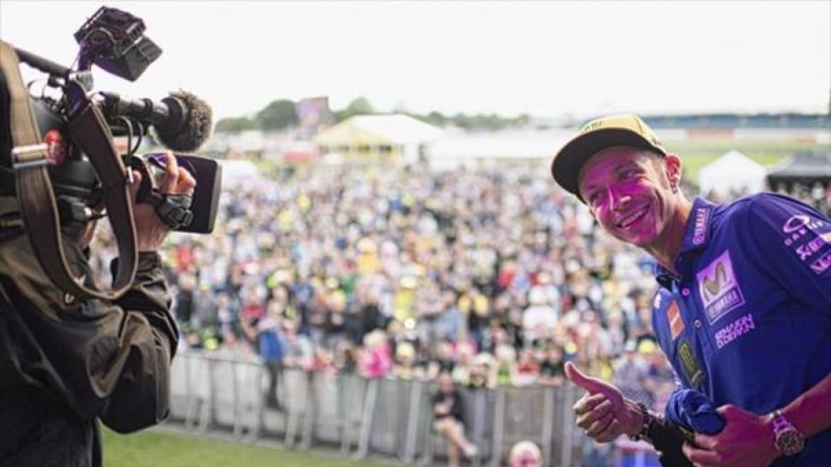 El italiano Valentino Rossi, nueve veces campeón del mundo e icono del Mundial, saluda, el pasado jueves, al público presente en la subasta de Silverstone.
