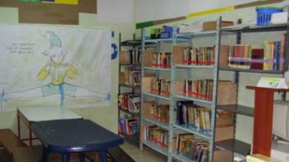 El metro-”cable integra los barrios de las laderas en la ciudad. Humilde biblioteca a la que se refi