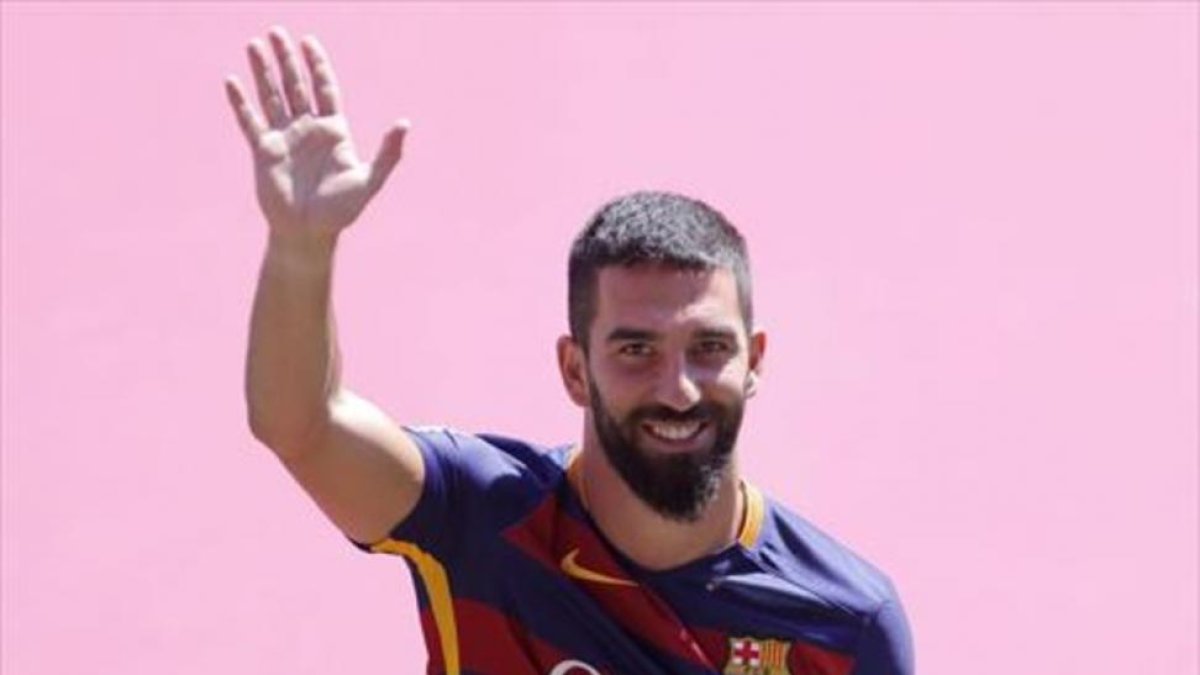 Arda Turan saluda en la presentación de la plantilla, el lunes en el Gamper
