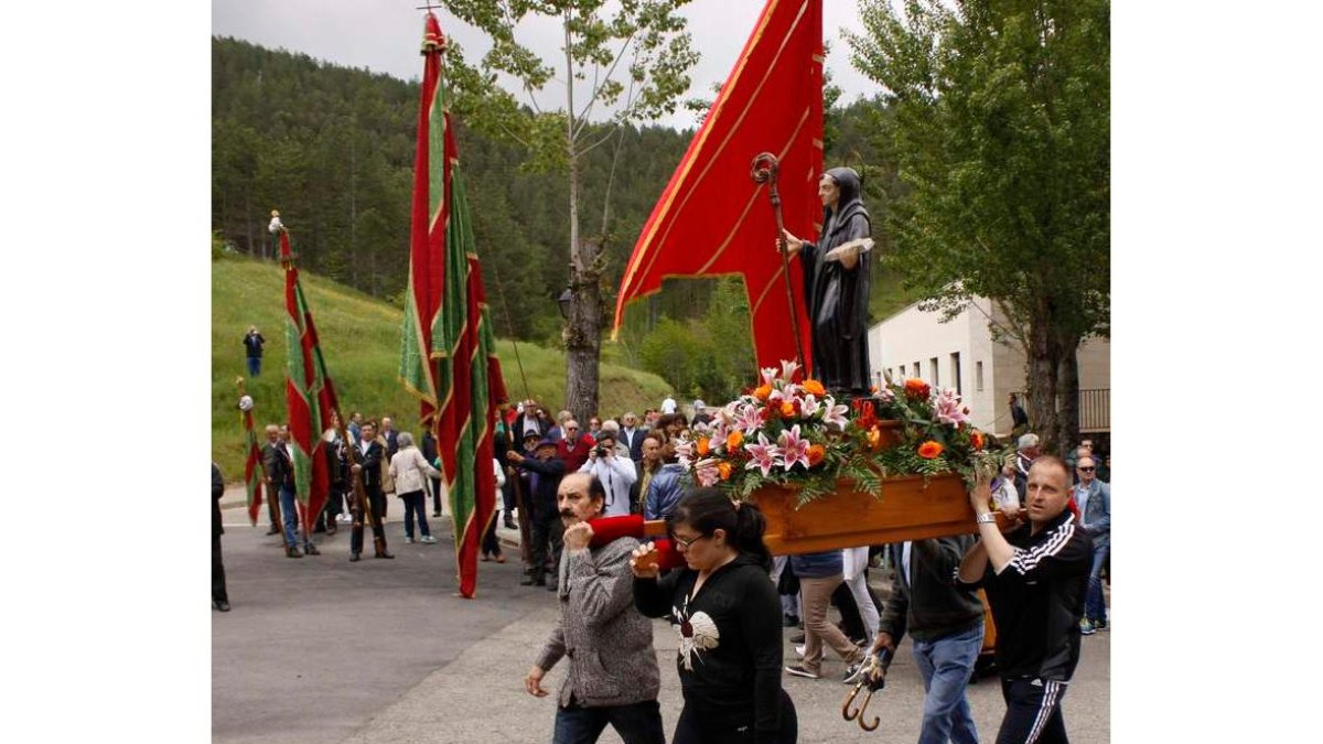 San Guillermo arropado por los pendones en su procesión tradicional en Cistierna