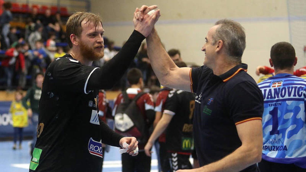 El técnico ademarista Rafa Guijosa y el capitán Diego Piñeiro se saludan al final del partido conscientes del gran triunfo conseguido en Artaleku. JAVI COLMENERO