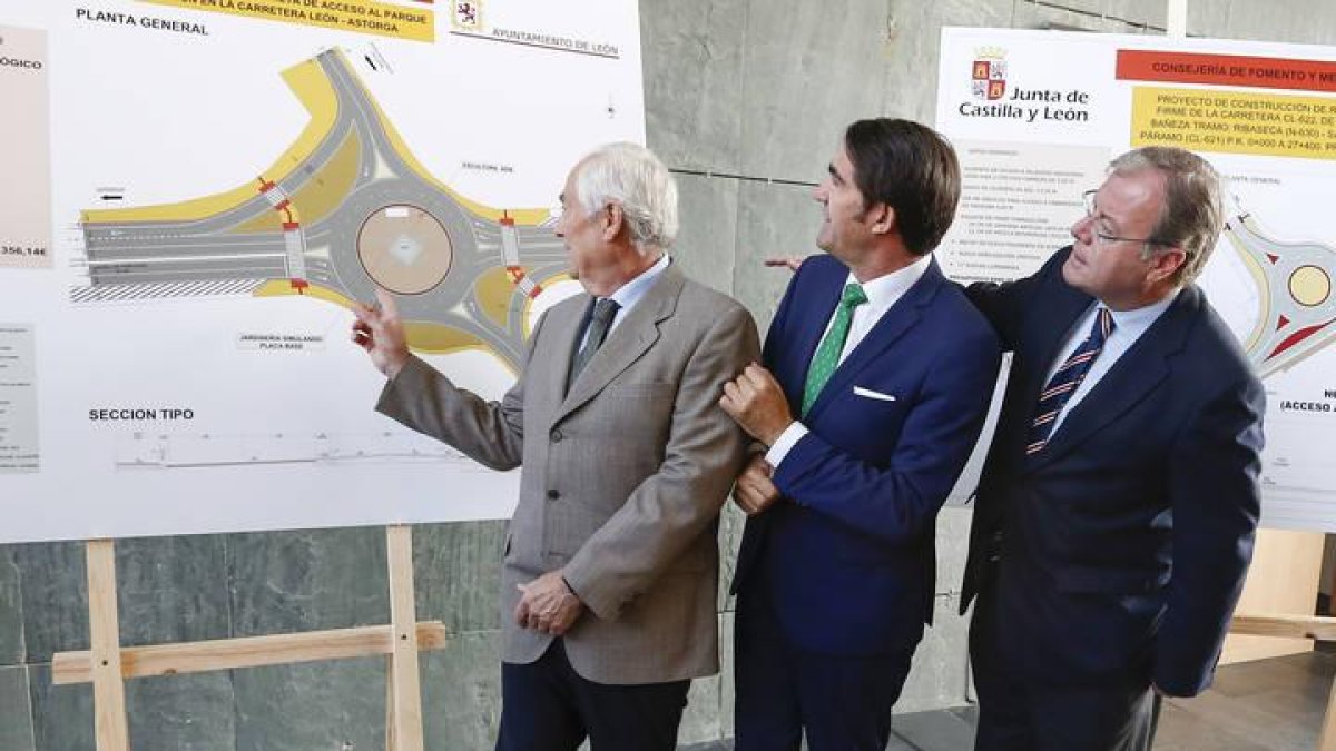 El consejero de Fomento y Medio Ambiente, Juan Carlos Suárez-Quiñones, presenta el proyecto de las glorietas que darán acceso al Parque Tecnológico y al polígono industrial de Onzonilla. Junto a él, el delegado territorial, Guillermo García y el alcalde d