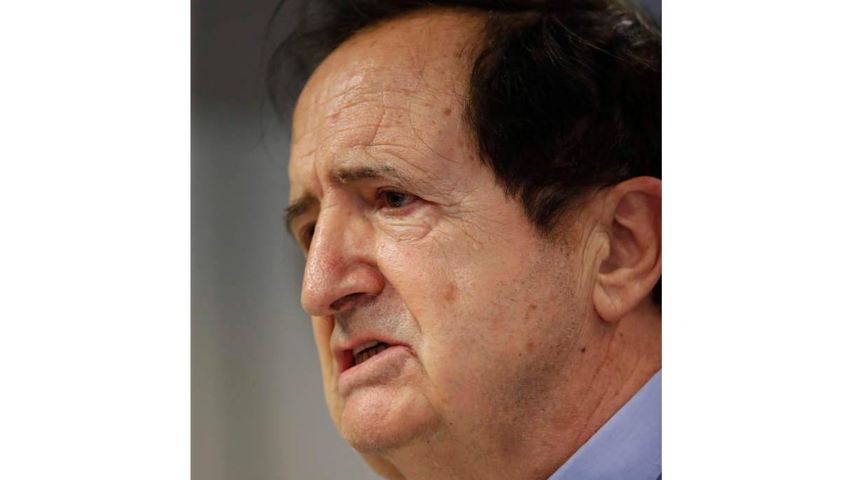 Lucas visitó León acompañado por Antonio Silván, Juan Martínez Majo y Juan Carlos Suárez-Quiñones, junto a los que aparece en la sede del Partido Popular de la capital.