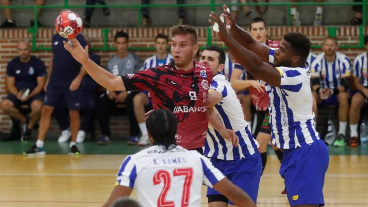 El Abanca Ademar dejó muy buenas sensaciones en el partido del martes en Astorga. RAMIRO