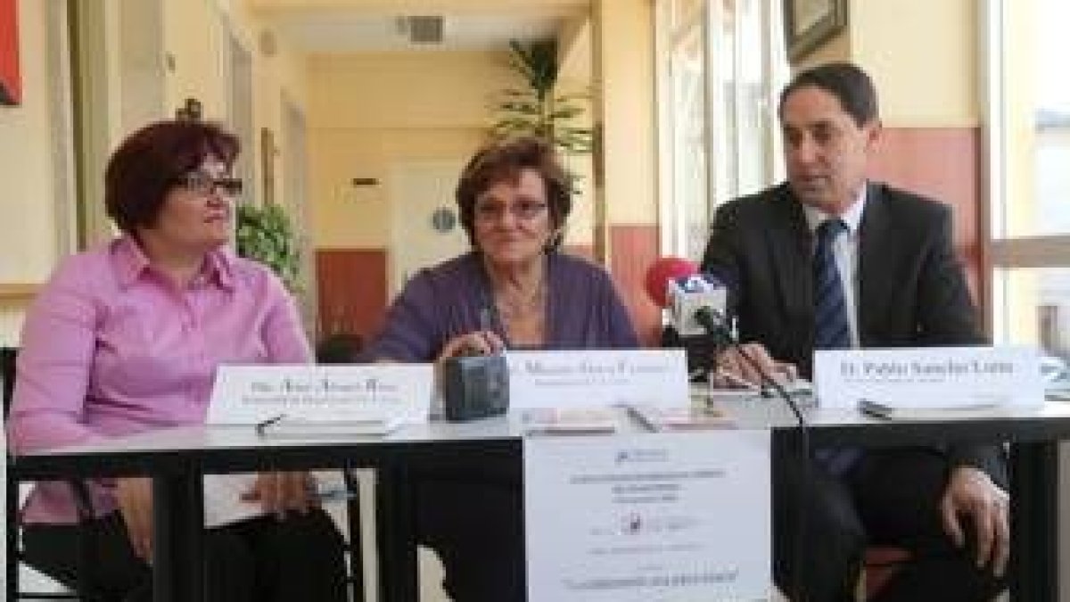 Amor, Mercedes García y Pablo Sancho, ayer durante la firma del convenio