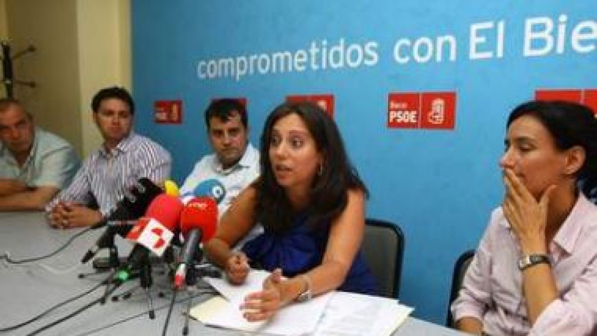 La diputada socialista Helena Castellanos en la rueda de prensa de ayer.