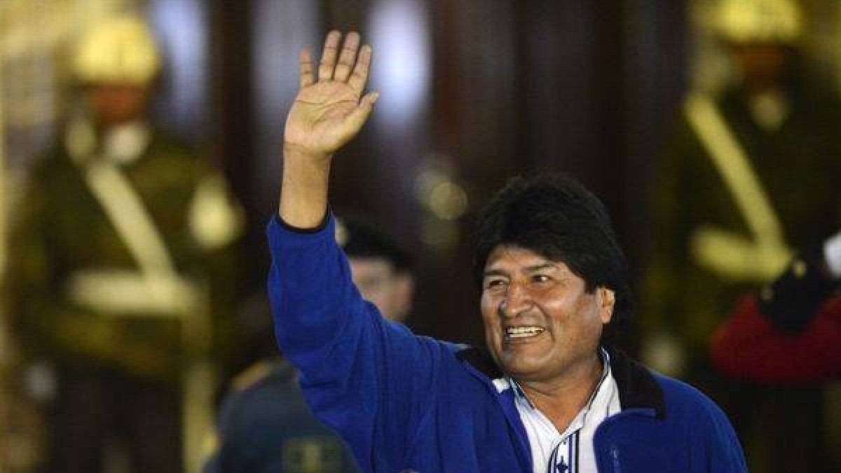 Evo Morales saluda a sus seguidores desde el balcón del palacio presidencial, esta madrugada en la Paz.