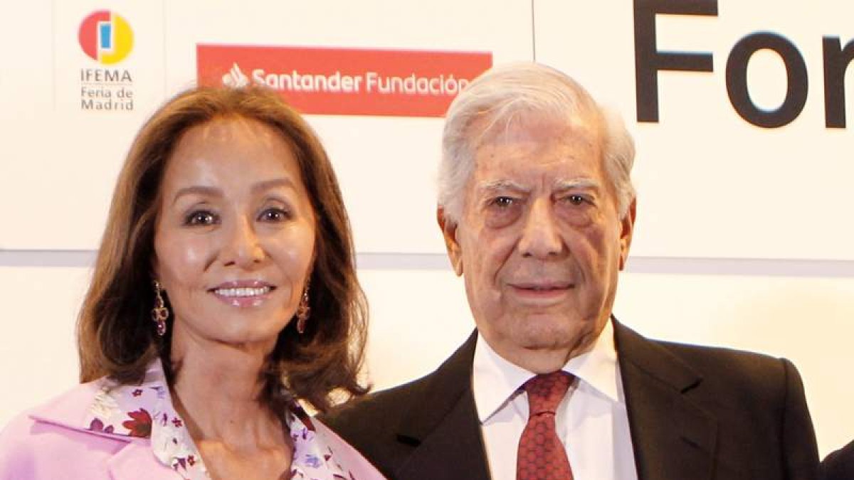 Isabel Preysler con Vargas Llosa en una foto de 2019. PAOLO AGUILAR