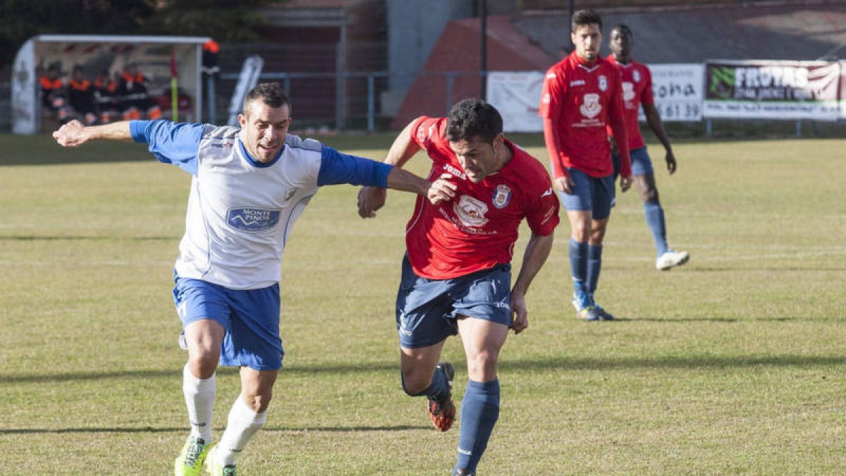 Dela, de rojo, en el partido que el Real Ávila disputó frente al Almazán.