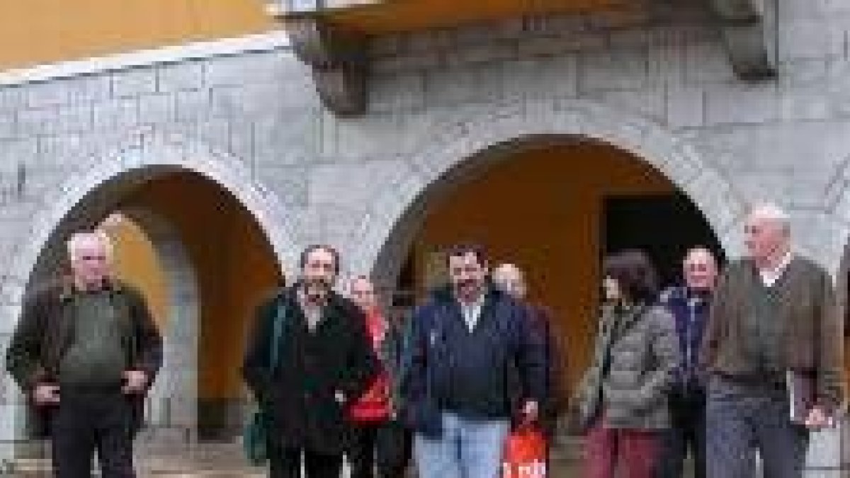 Representantes de IU de León y del municipio asturiano de Campo Caso, a la salida de la reunión