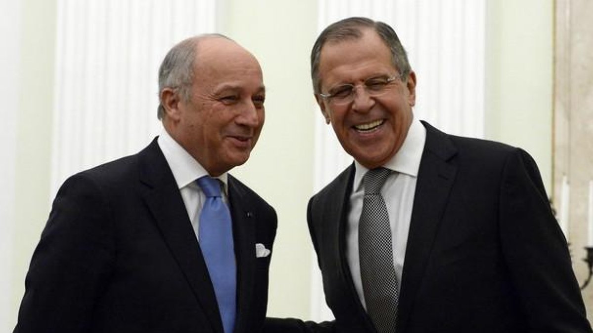 El ministro de Exteriores francés, Laurent Fabius (a la izquierda), y su homólogo ruso, Sergey Lavrov.