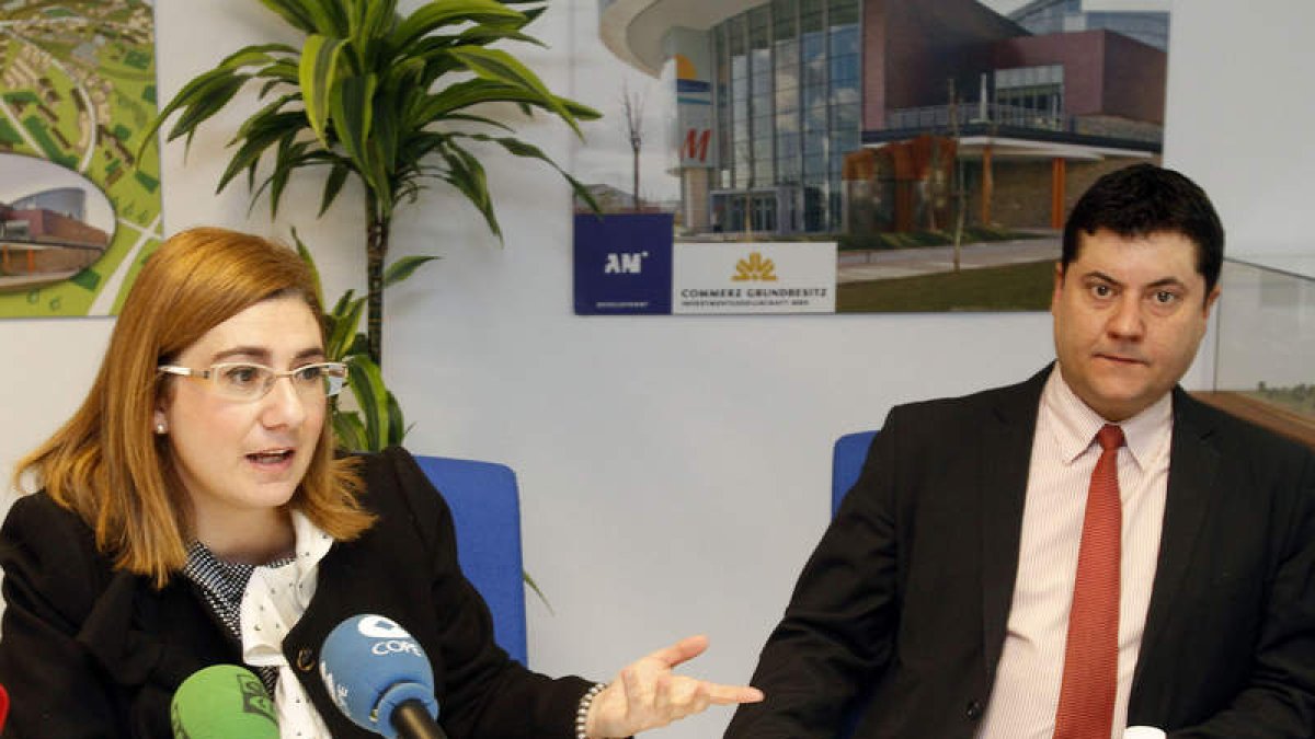 María Jesús Rodríguez y Eli de la Fuente, subdirector.