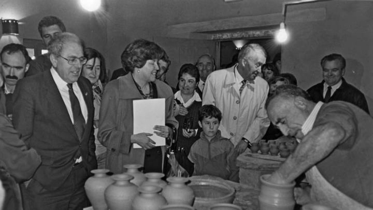 Inauguración del museo el 4 de noviembre de 1994 a cargo del presidente de la Diputación, Agustín Turiel, con el maestro alfarero, Martín Cordero, en plena demostración. RAMIRO