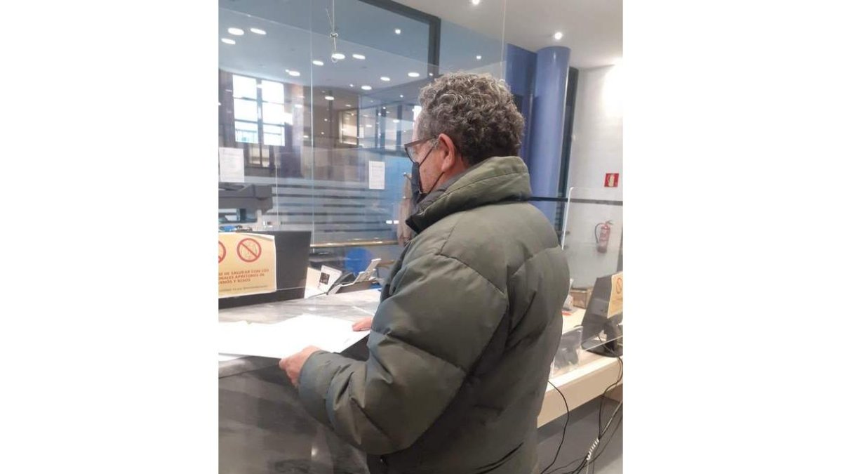 Carlos Fernández, el martes, presentando el escrito en el Registro. DL